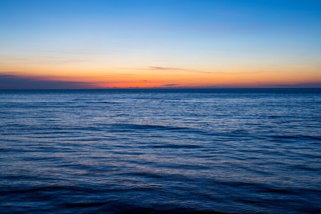 Beau coucher de soleil sur la mer