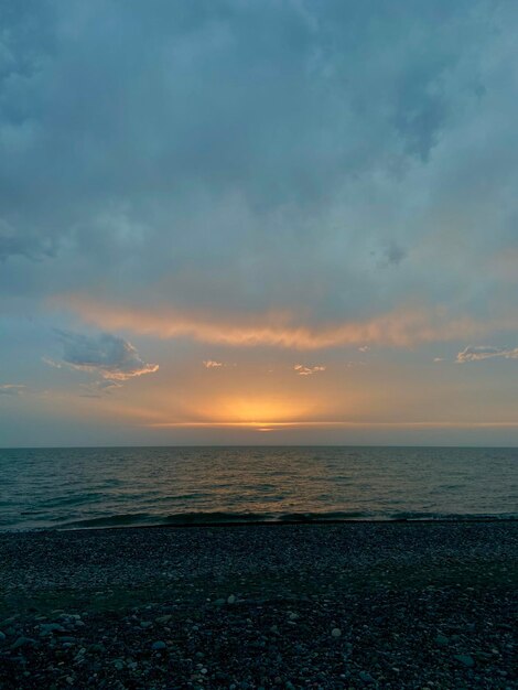 Beau coucher de soleil sur la mer