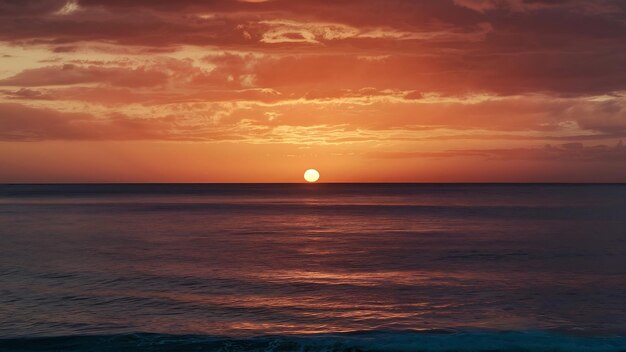 Beau coucher de soleil sur la mer