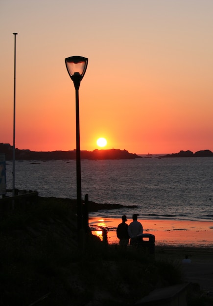 beau coucher de soleil sur la mer