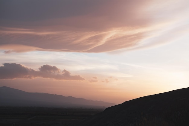 Beau coucher de soleil en montagne