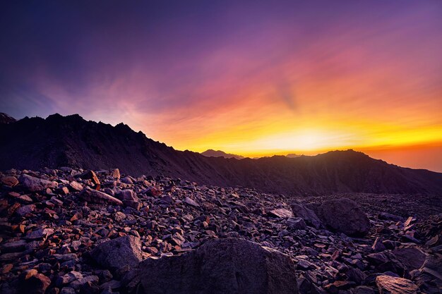 Beau coucher de soleil en montagne