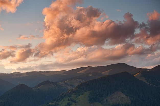 Photo beau coucher de soleil de montagne