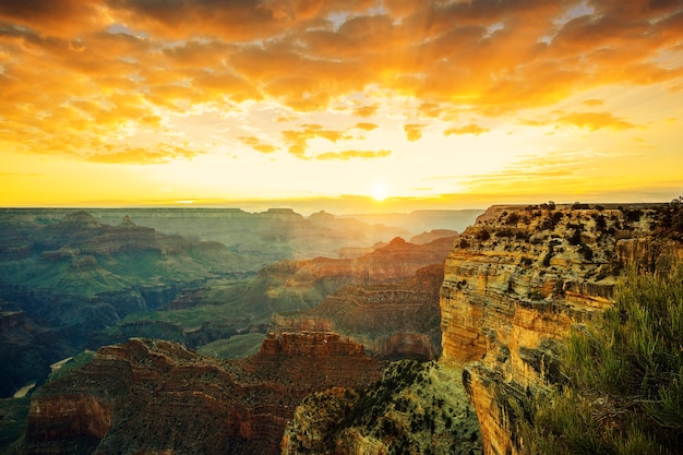 Beau coucher de soleil à Monument Valley, USA