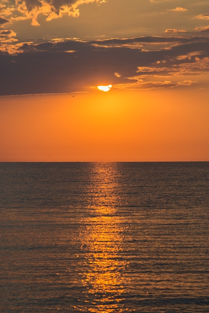 beau coucher de soleil avec des nuages dans le ciel