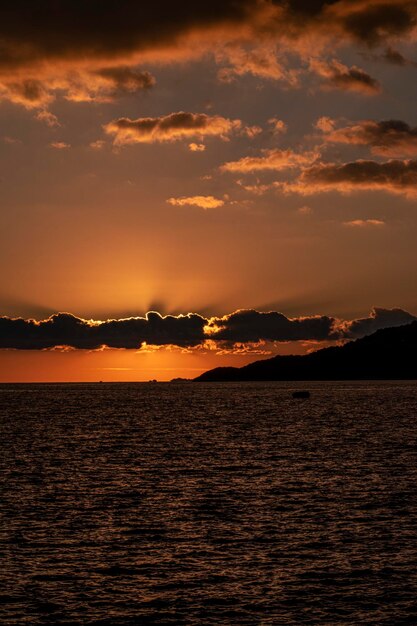 Beau coucher de soleil avec des nuages sur l'océan