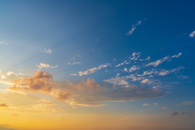 Beau coucher de soleil avec nuages