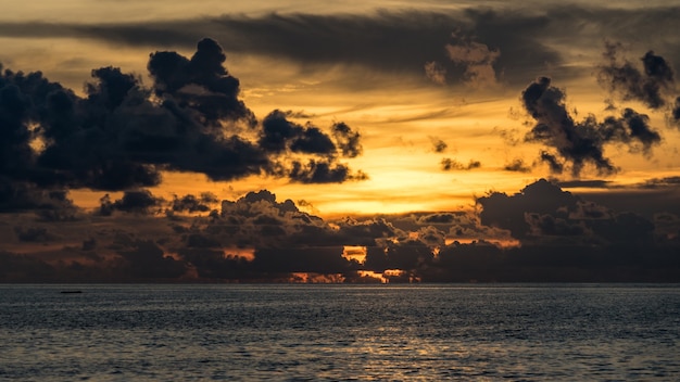 Beau coucher de soleil. Océan Indien. Maldives.