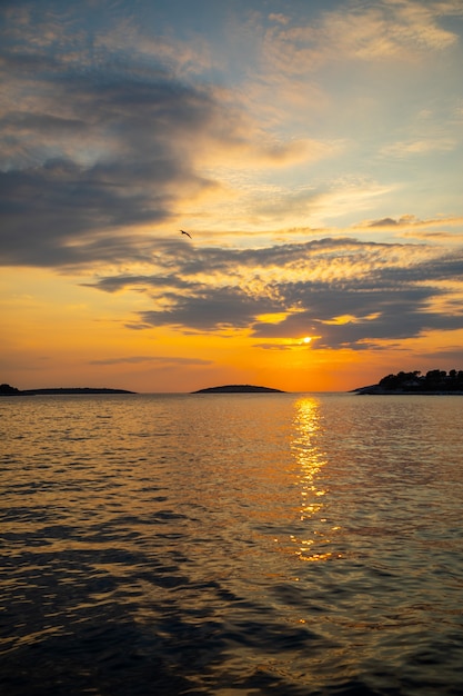 Beau coucher de soleil orange sur l'eau de mer en Croatie