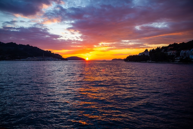 Beau coucher de soleil orange sur l'eau de mer en Croatie