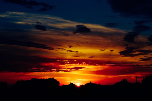 Beau coucher de soleil orange sur les maisons