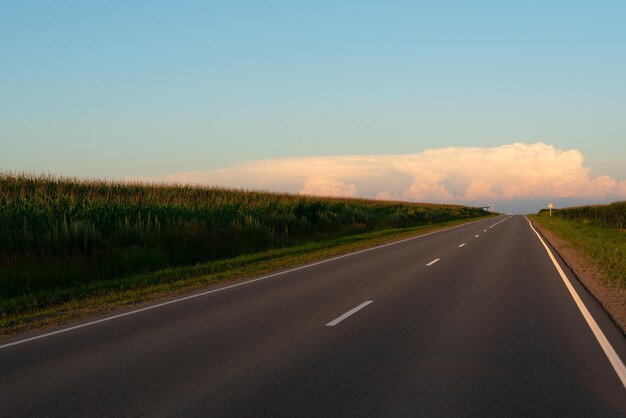 Beau coucher de soleil orange sur la route vide avec une mise au point sélective douce Concept beauté de la nature