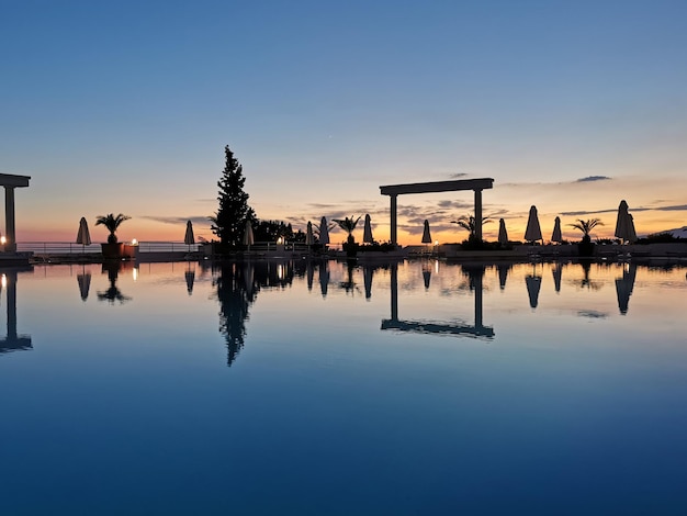 Beau coucher de soleil sur la piscine vide et la mer. La mer Égée. Turquie, Kusadası.