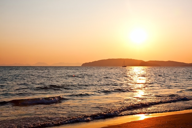 Beau coucher de soleil sur la plage d'Ao Nang à Krabi, Thaïlande