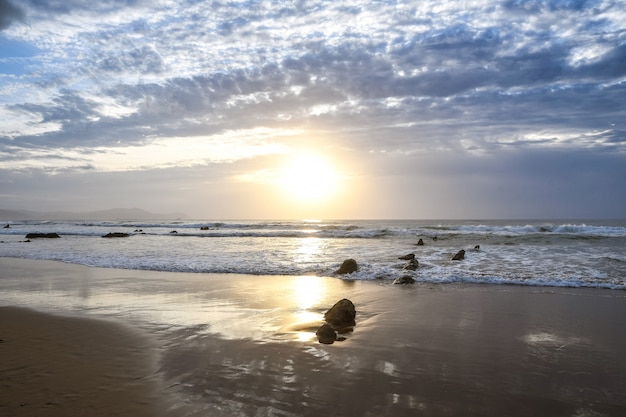 Beau coucher de soleil sur la plage de Barrika, Pays basque