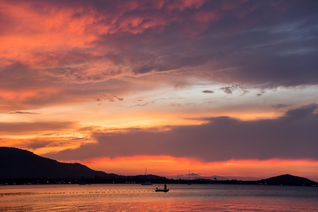 Beau coucher de soleil sur la plage, île de Samui, Thaïlande