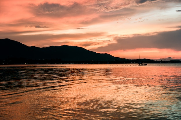 Beau coucher de soleil sur la plage, île de Samui, Thaïlande