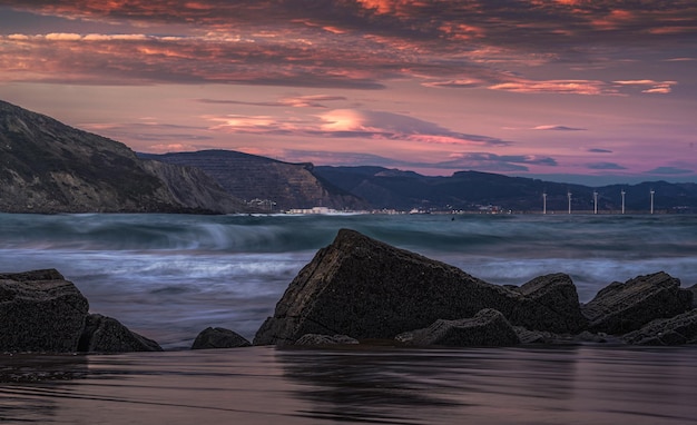 Beau coucher de soleil sur la plage avec une longue exposition