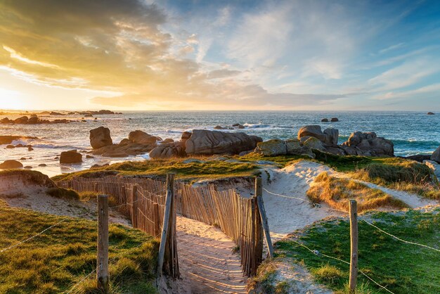 Photo beau coucher de soleil sur la plage de meneham