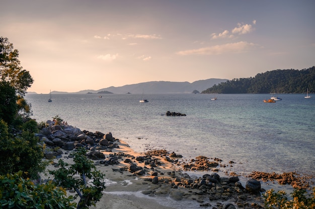 Beau coucher de soleil sur la plage en mer tropicale à lipe