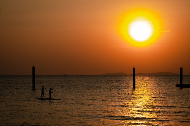 Beau coucher de soleil sur la plage de la mer