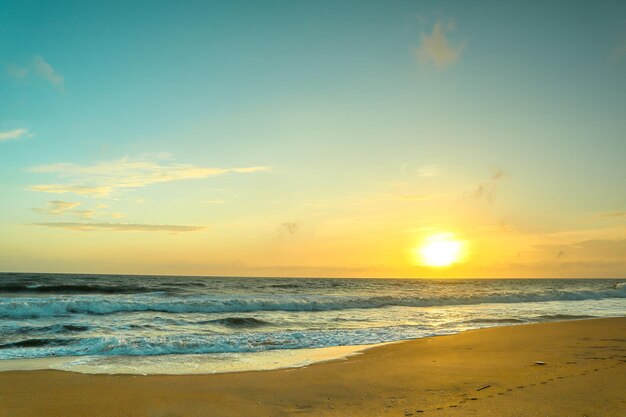 Beau coucher de soleil sur la plage Nature fond Tonifié