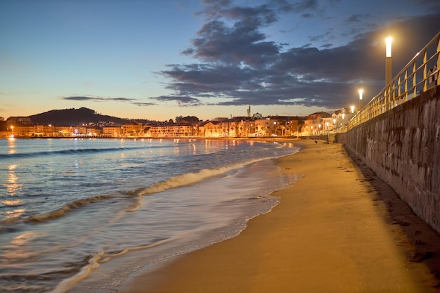 Beau coucher de soleil sur une plage d'une petite ville appelée Panjon en Galice Espagne