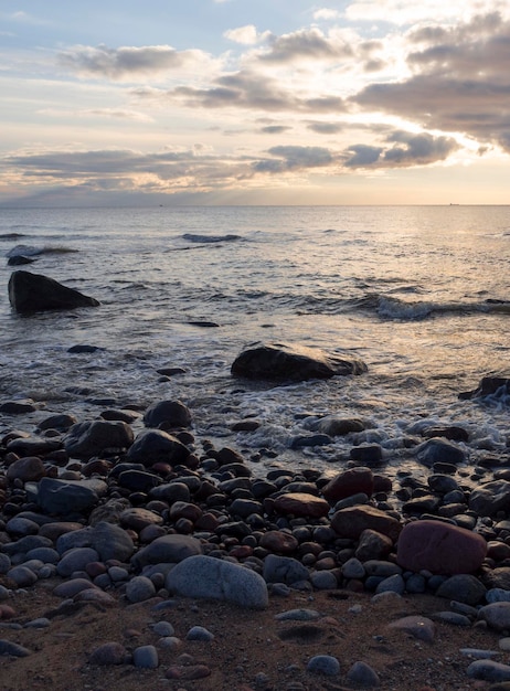 Beau coucher de soleil sur la plage de sable de la mer Baltique à Lietva Klaipeda