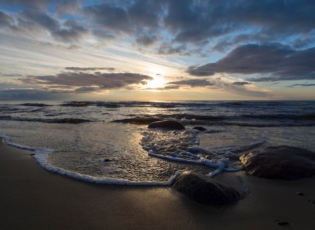 Beau coucher de soleil sur la plage de sable de la mer Baltique à Lietva Klaipeda