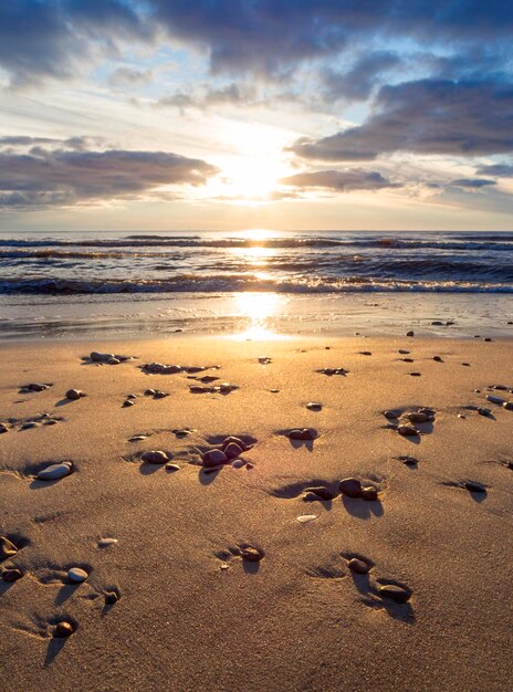 Beau coucher de soleil sur la plage de sable de la mer Baltique à Lietva Klaipeda