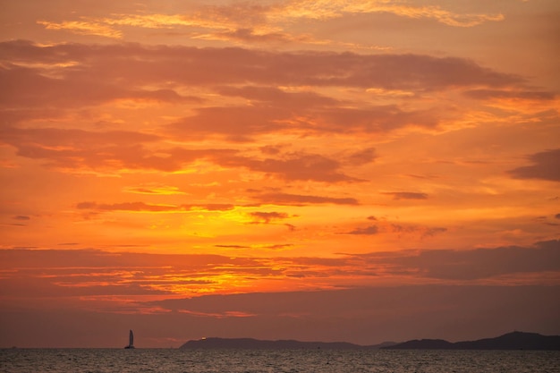 Photo un beau coucher de soleil et une plage de sable de mer