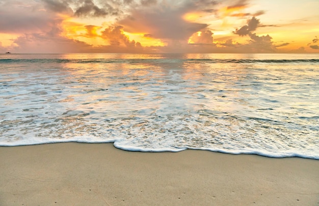 Beau coucher de soleil sur la plage des Seychelles