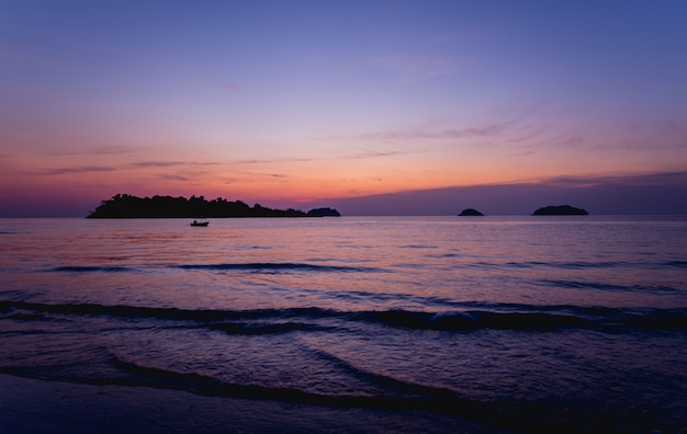 Beau coucher de soleil sur la plage sous les tropiques. Ciel et océan