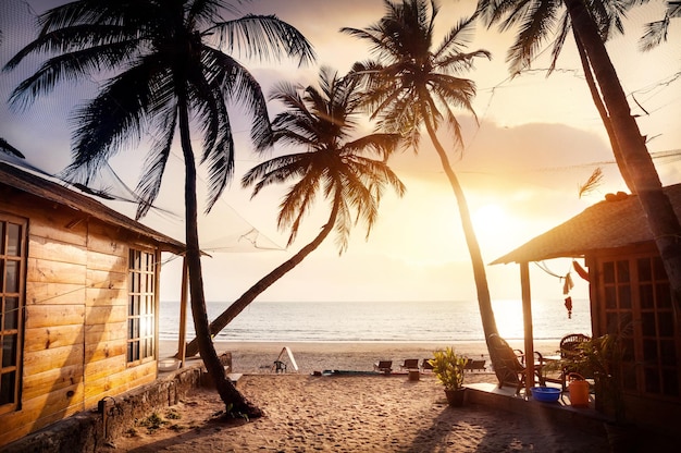 Beau coucher de soleil sur la plage tropicale