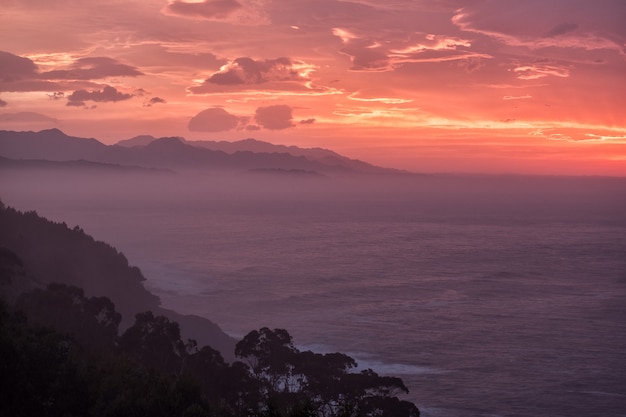 Beau coucher de soleil sur la plage