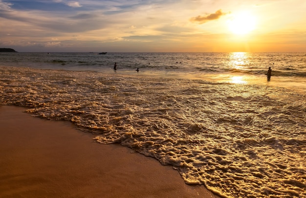 Beau coucher de soleil sur la plage