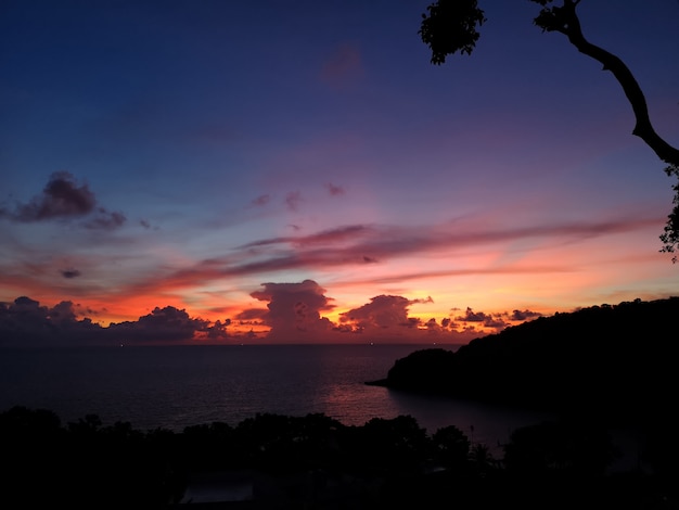 beau coucher de soleil sur la plage