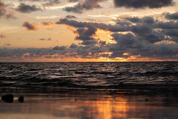 beau coucher de soleil sur la plage