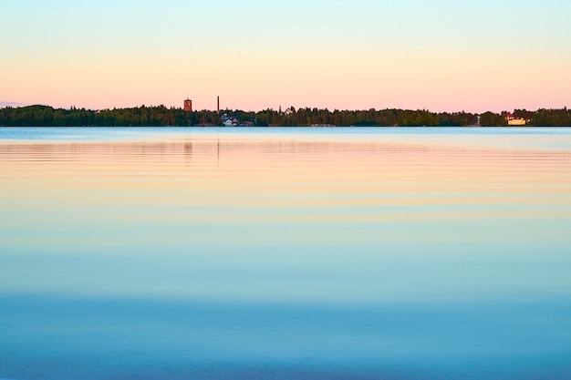 Beau coucher de soleil reflétant sur un lac