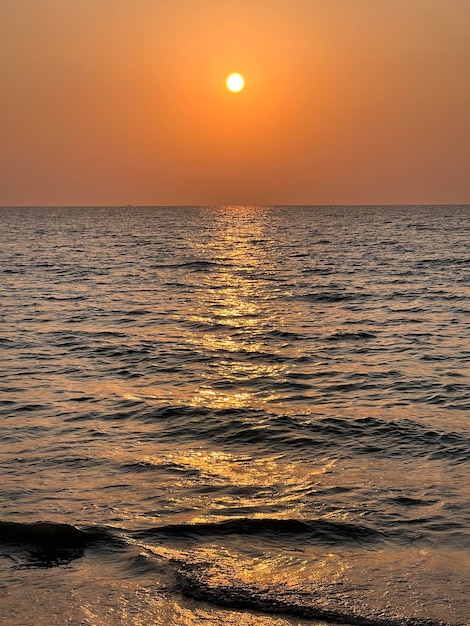 Beau coucher de soleil et réflexion de l'eau à Phuket