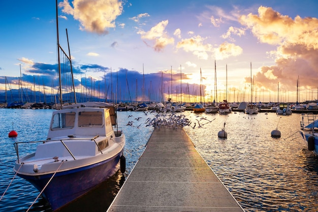 Beau coucher de soleil sur les rives du lac Léman à Lausanne, Suisse