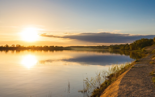 Beau coucher de soleil sur les rives de la rivière