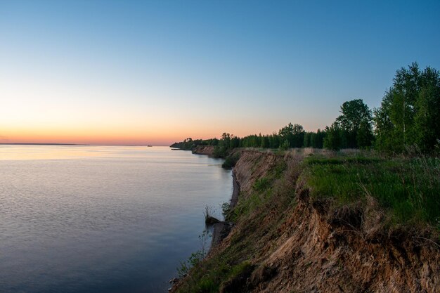 Beau coucher de soleil sur la rivière en été