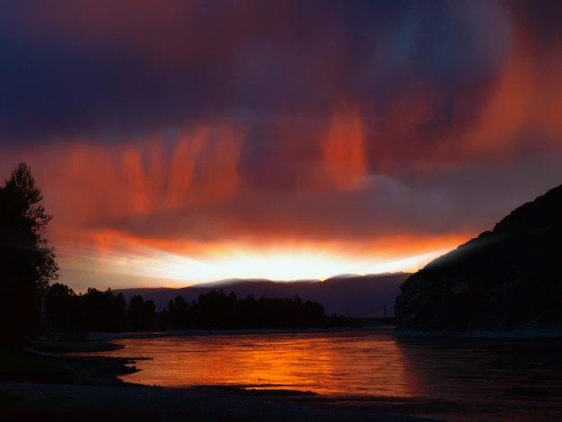 Beau coucher de soleil sur la rivière