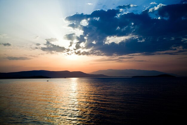 Beau coucher de soleil romantique et photo de la mer