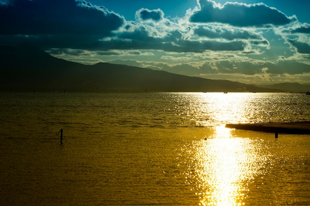 Beau coucher de soleil romantique et photo de la mer