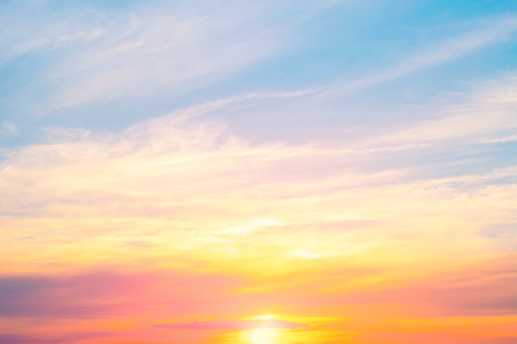 Photo beau coucher de soleil rouge dans le ciel.