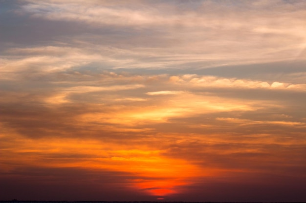 Beau coucher de soleil rouge et soleil éclatant à l'horizon