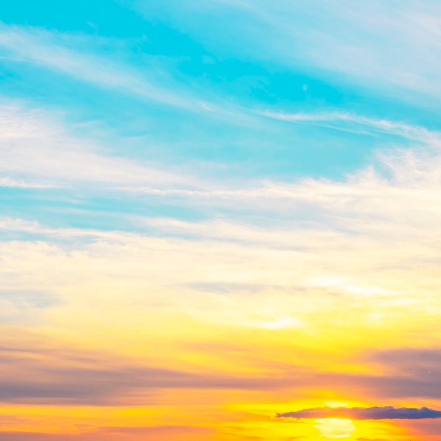 Beau coucher de soleil spectaculaire dans le ciel.