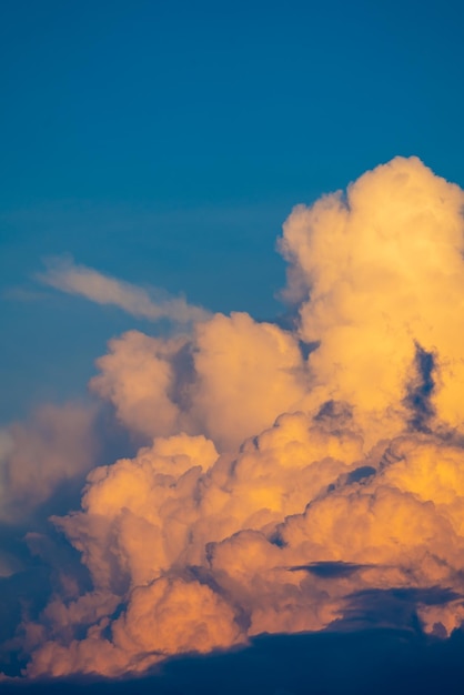 Photo beau coucher de soleil spectaculaire avec des nuages